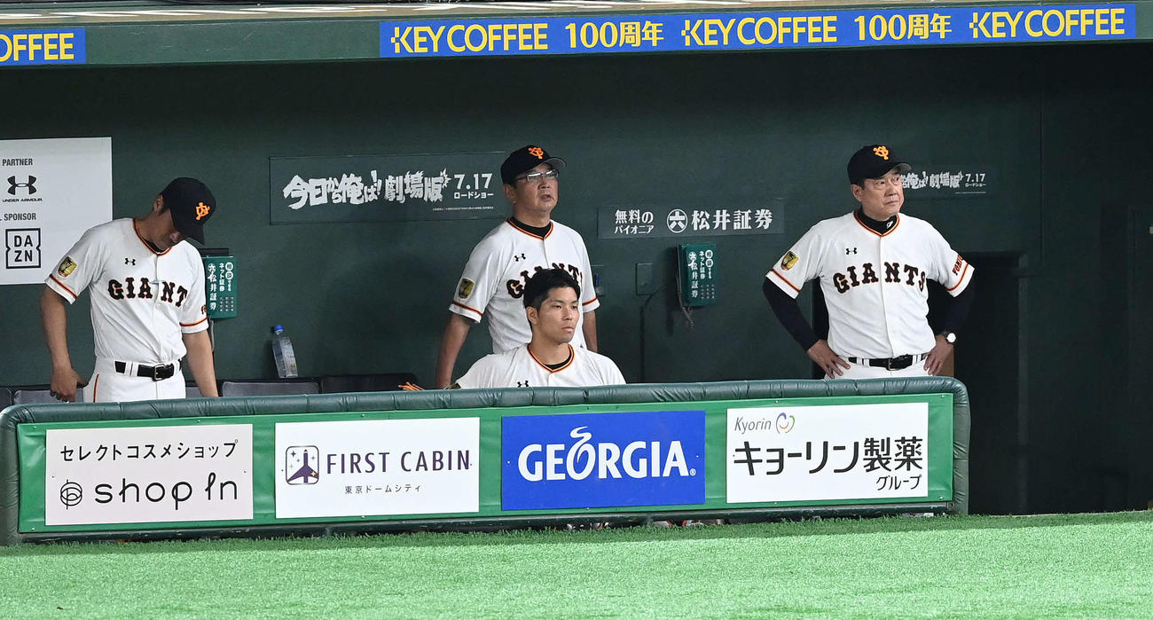 巨人対中日　ベンチで険しい表情の巨人原監督（右）（撮影・鈴木みどり）