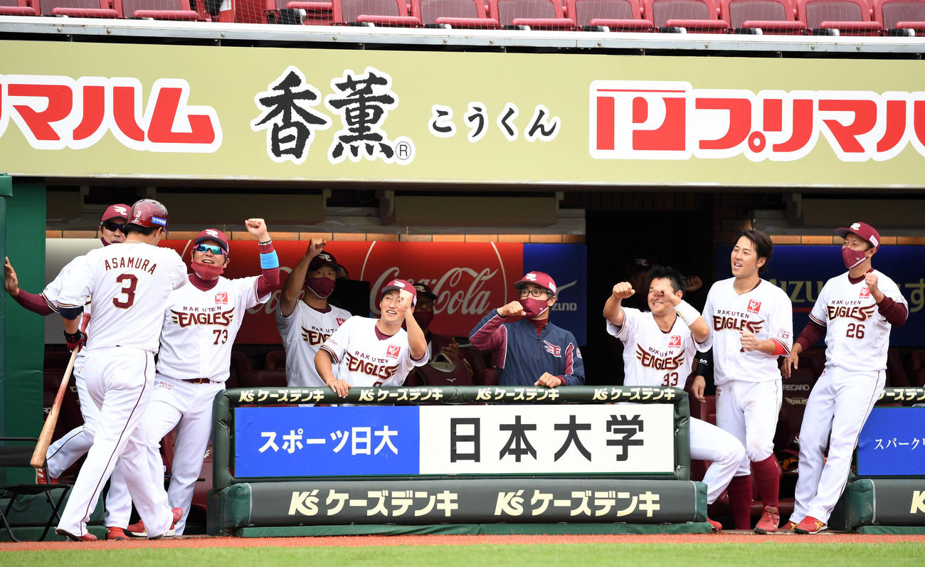 楽天対ロッテ　5回裏楽天1死一、三塁、浅村が左越え3点本塁打を放ちエアタッチで迎える楽天ナイン（撮影・横山健太）
