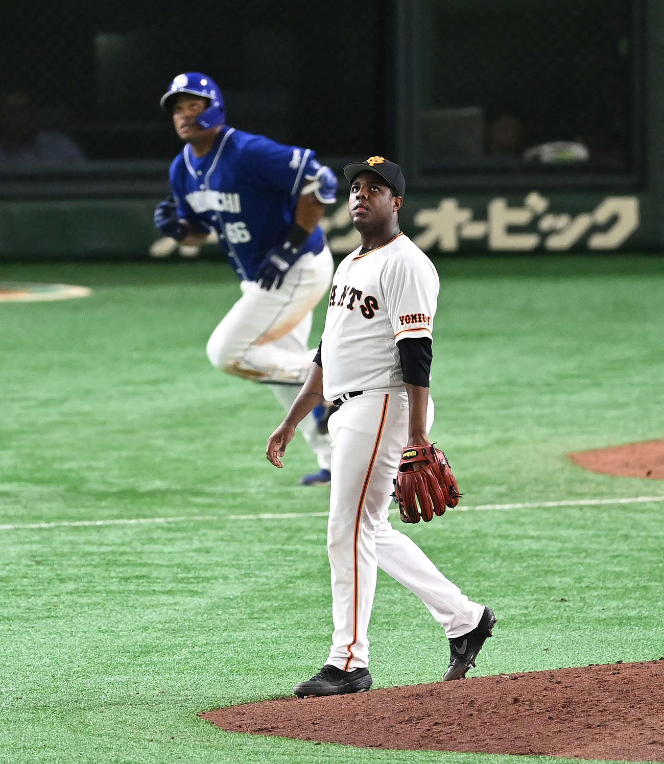 巨人対中日　9回表中日無死、ビシエドに右越えソロ本塁打を浴びるデラロサ（撮影・鈴木みどり）