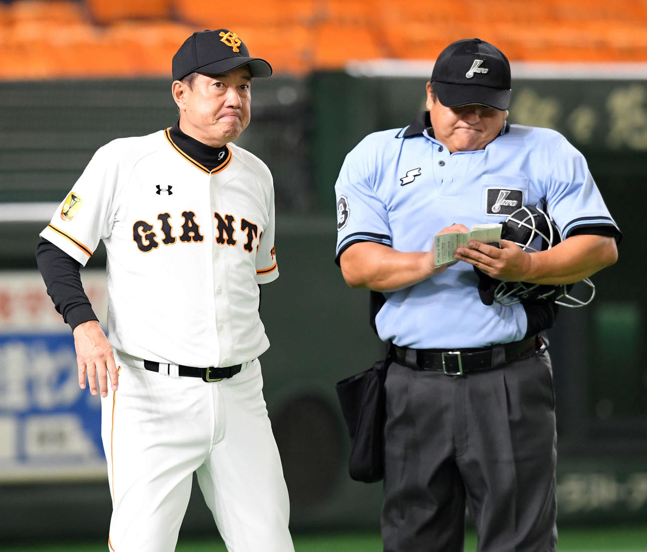 巨人対中日　3回表中日無死二塁、投手の交代を告げる巨人原監督（撮影・たえ見朱実）