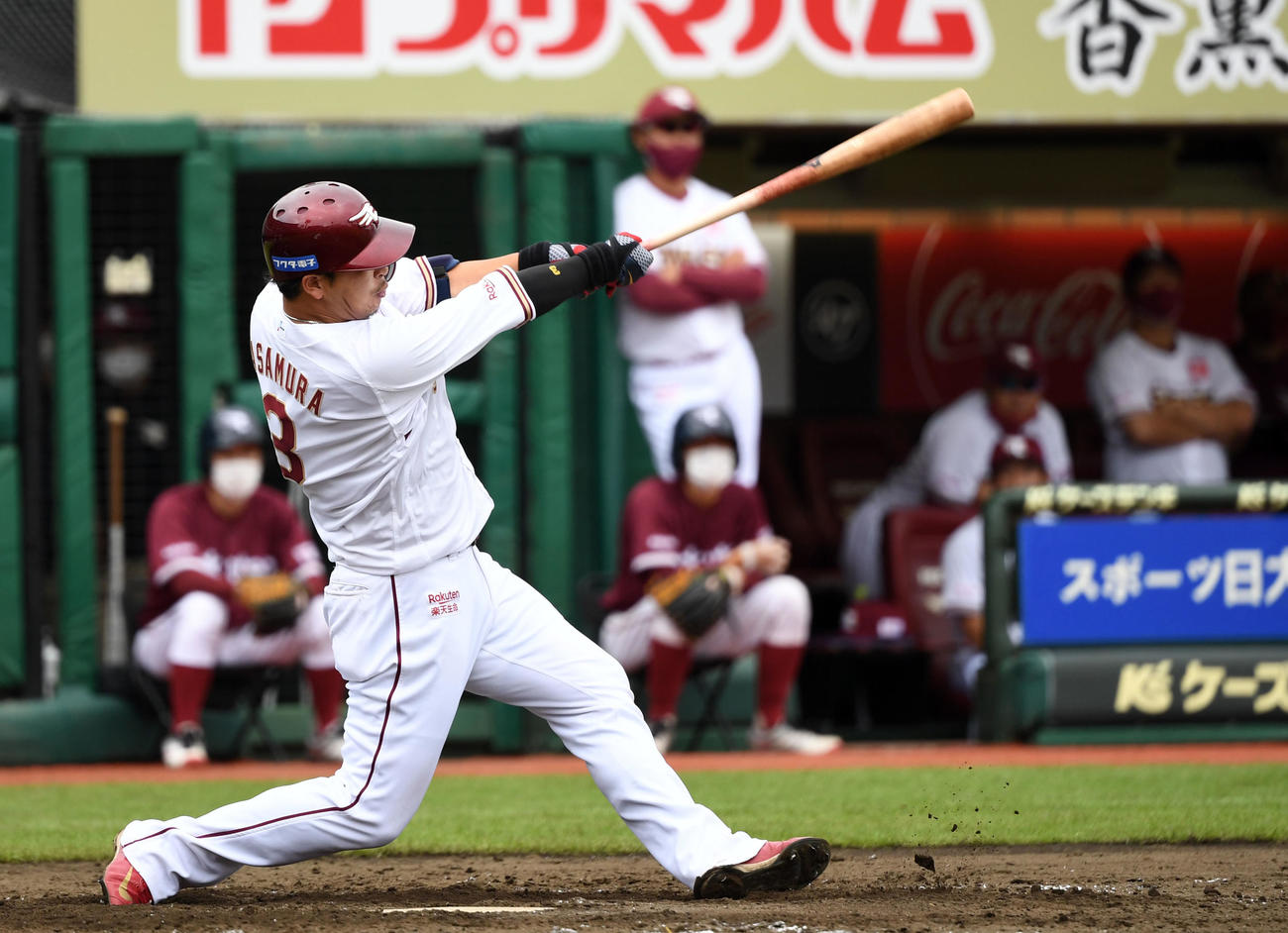 楽天対ロッテ　5回裏楽天1死一、三塁、左越え3点本塁打を放つ浅村（撮影・横山健太）
