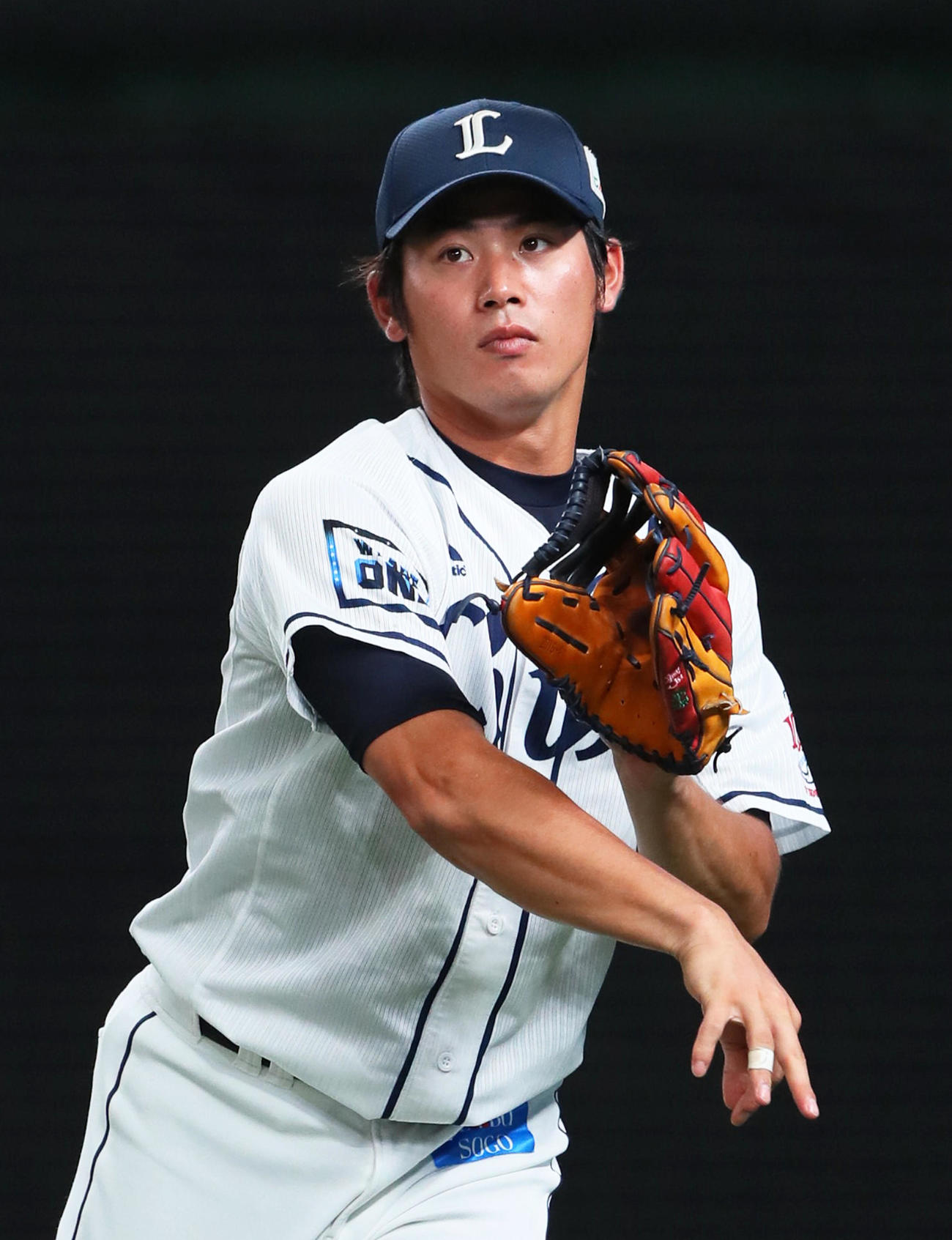 試合前、キャッチボールする西武岸（撮影・足立雅史）