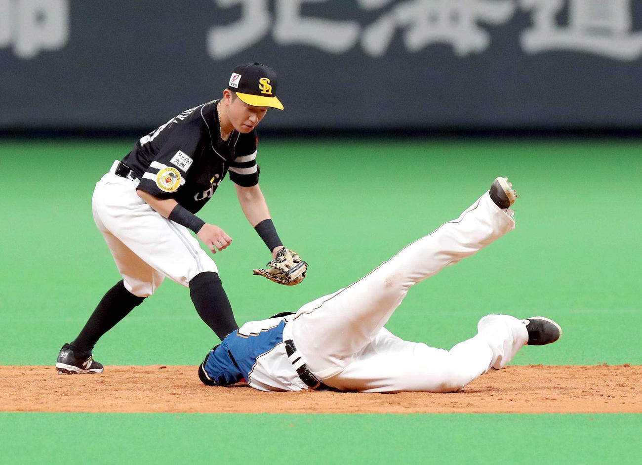 日本ハム対ソフトバンク　5回裏日本ハム無死一、二塁、大田の中飛で二塁走者の中田が二塁に戻ろうとするも転倒し左膝を痛める（撮影・佐藤翔太）