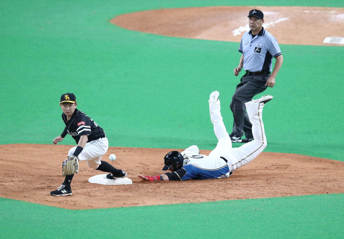 日本ハム対ソフトバンク　5回裏日本ハム無死一、二塁、大田の中飛で二塁走者の中田が二塁に戻ろうとするも転倒し左膝を痛める（撮影・黒川智章）