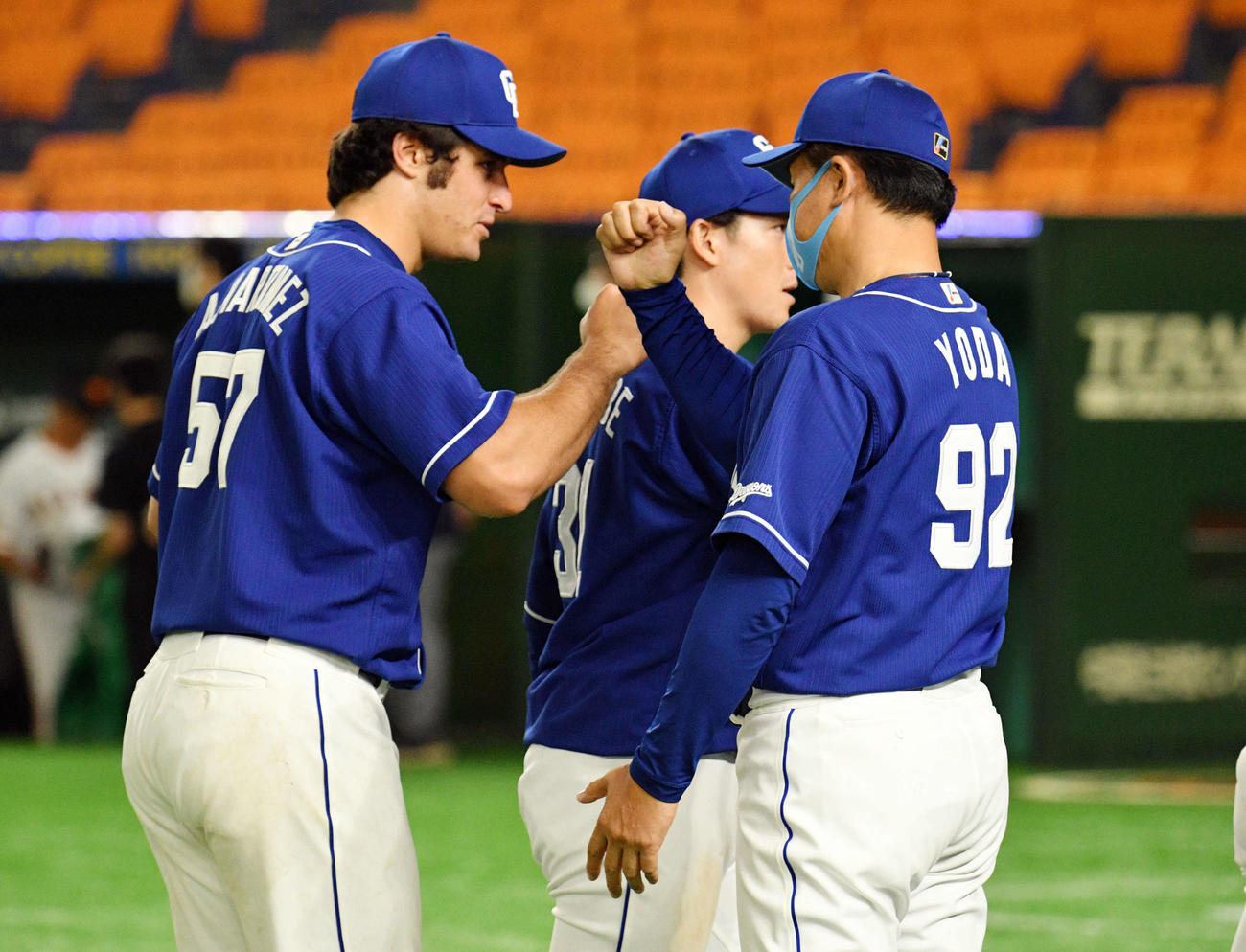巨人対中日　試合後、中日与田監督（右）とタッチを交わすA・マルティネス（左）（撮影・滝沢徹郎）