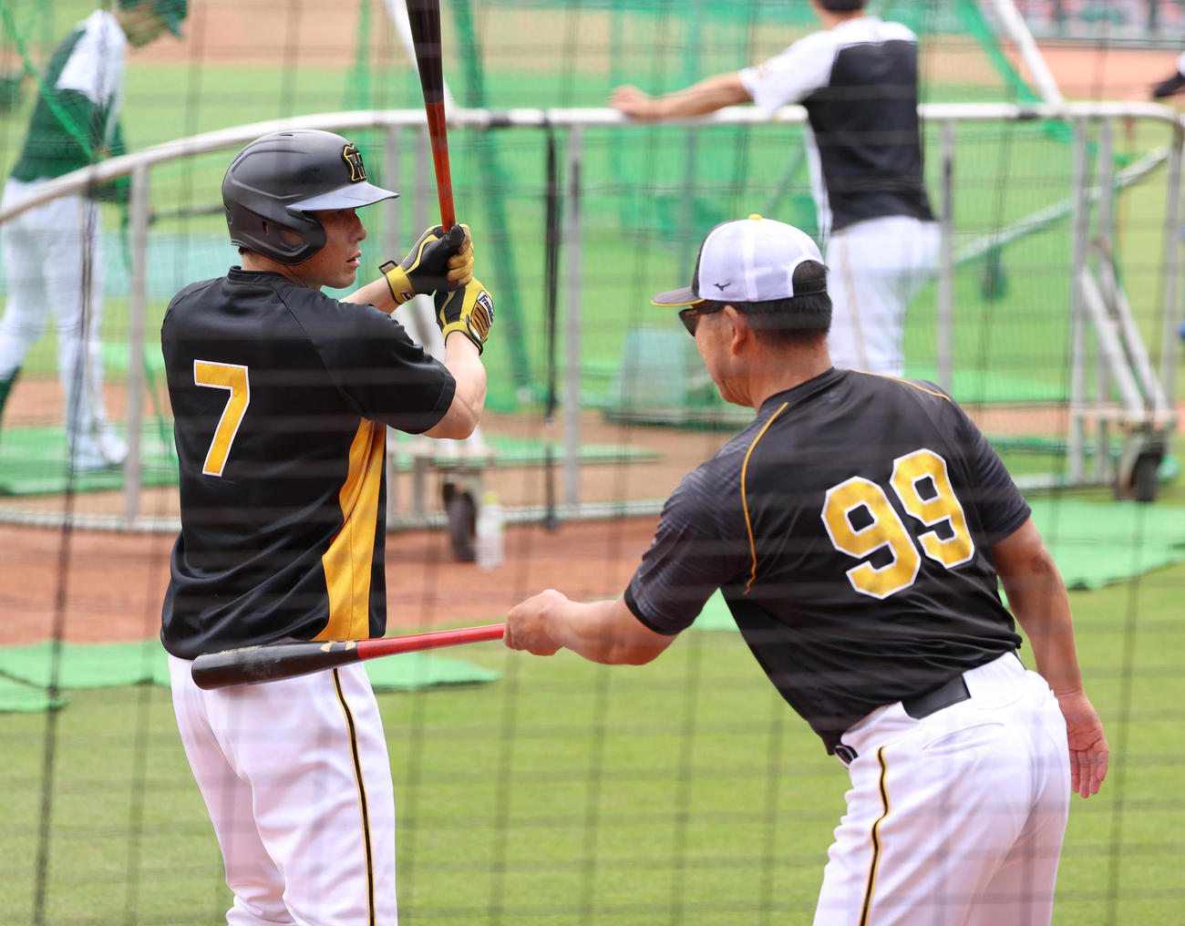 広島対阪神　井上一樹打撃コーチ（右）から指導を受ける糸井嘉男（撮影・清水貴仁）