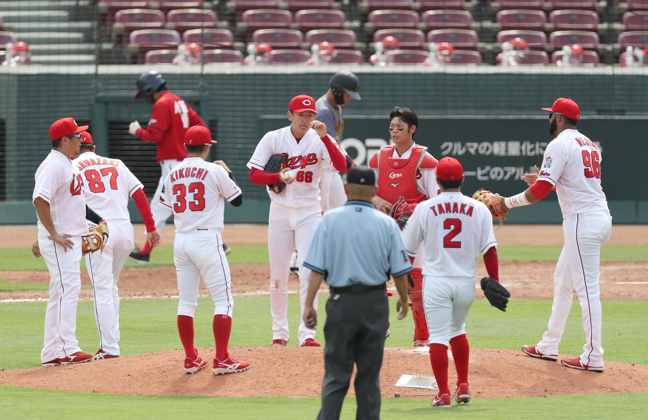 梅野に四球を与えたところで集まる遠藤（中央）ら広島ナイン（撮影・前田充）