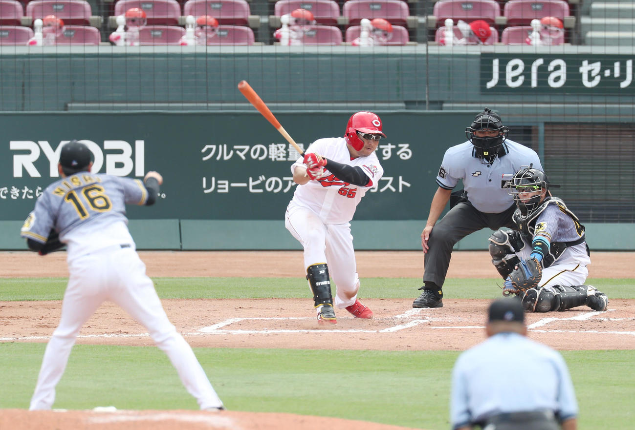 左翼線へ適時二塁打を放つ松山。投手西勇（撮影・前田充）