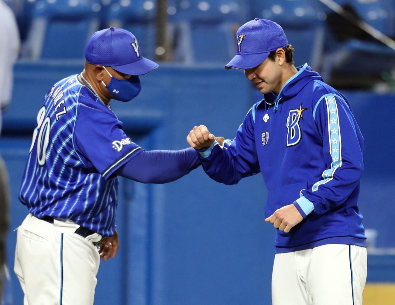 ヤクルト対DeNA　試合後、平良（右）の健闘を称えるラミレス監督（撮影・狩俣裕三）