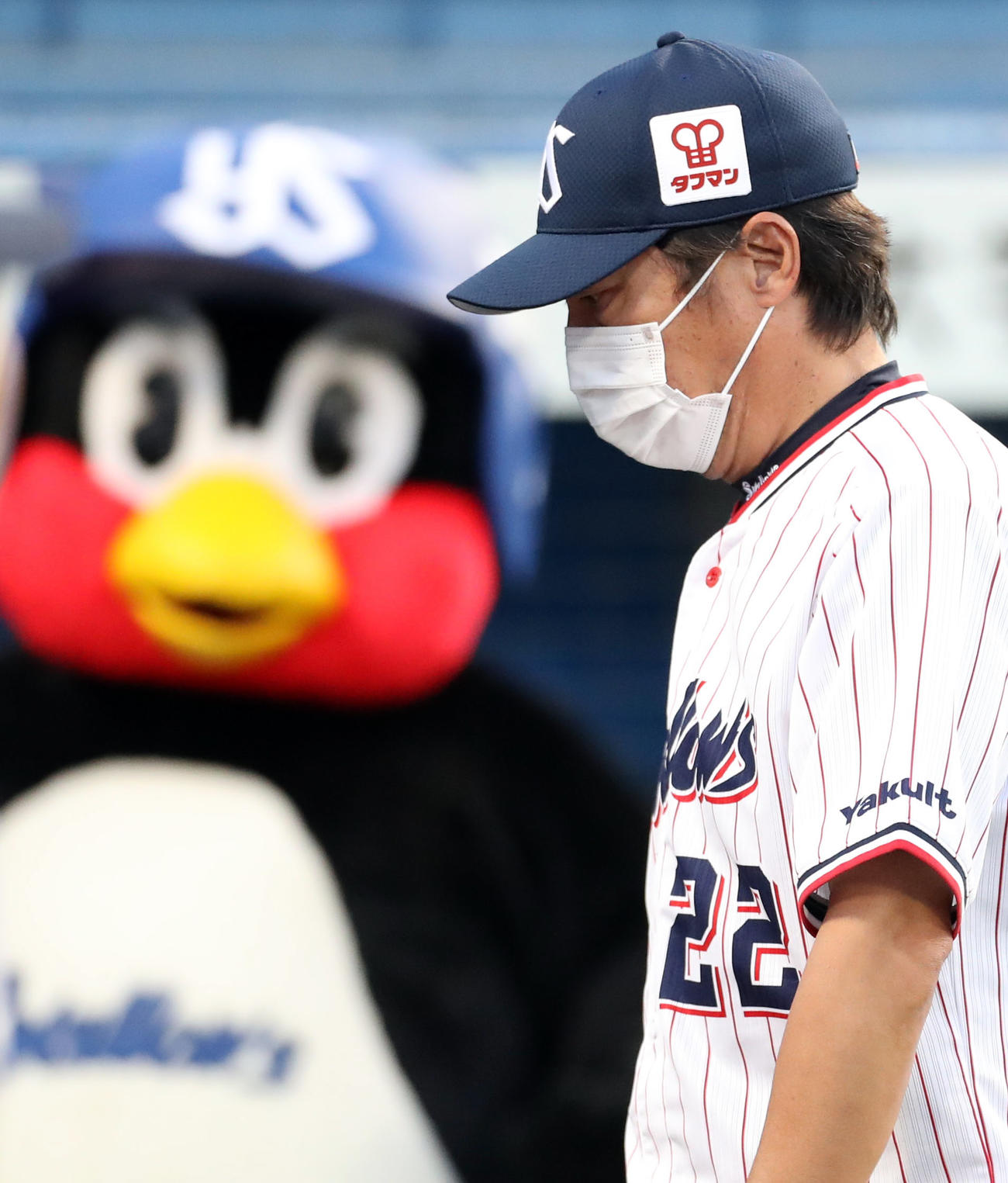 ヤクルト対DeNA　選手の交代を告げた後、ベンチに戻る高津監督（撮影・狩俣裕三）