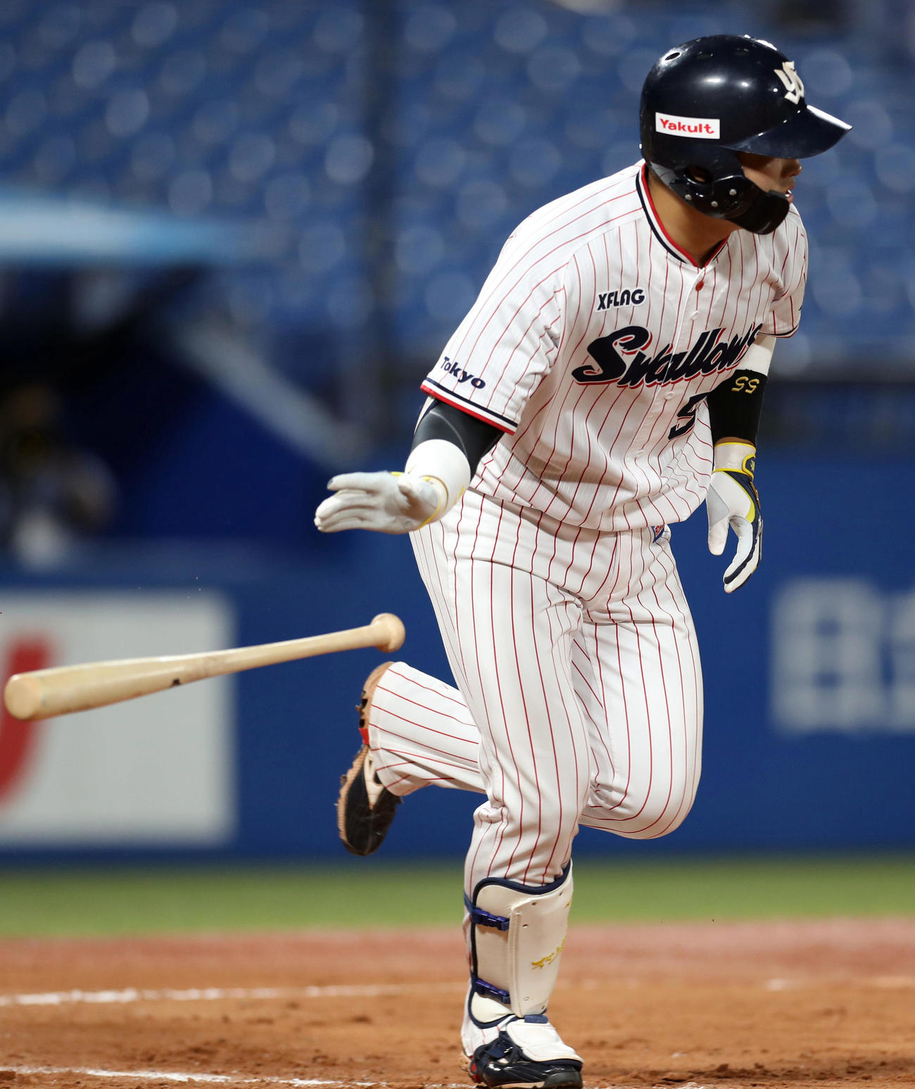 ヤクルト対DeNA　9回裏ヤクルト2死二塁、適時打を放つ村上（撮影・狩俣裕三）