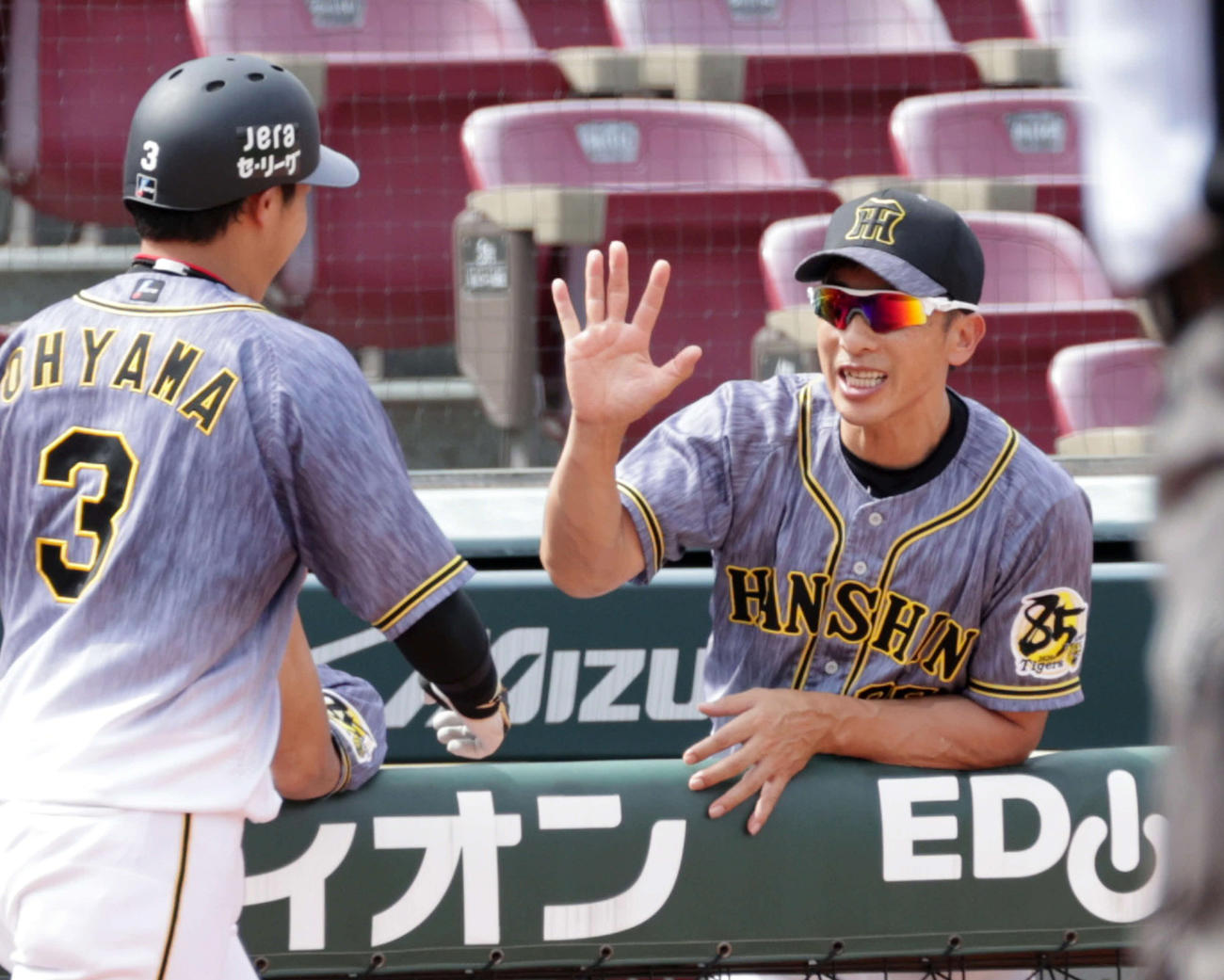 5回表阪神1死一塁、左越え2点本塁打を放った大山を迎える矢野監督（撮影・加藤孝規）