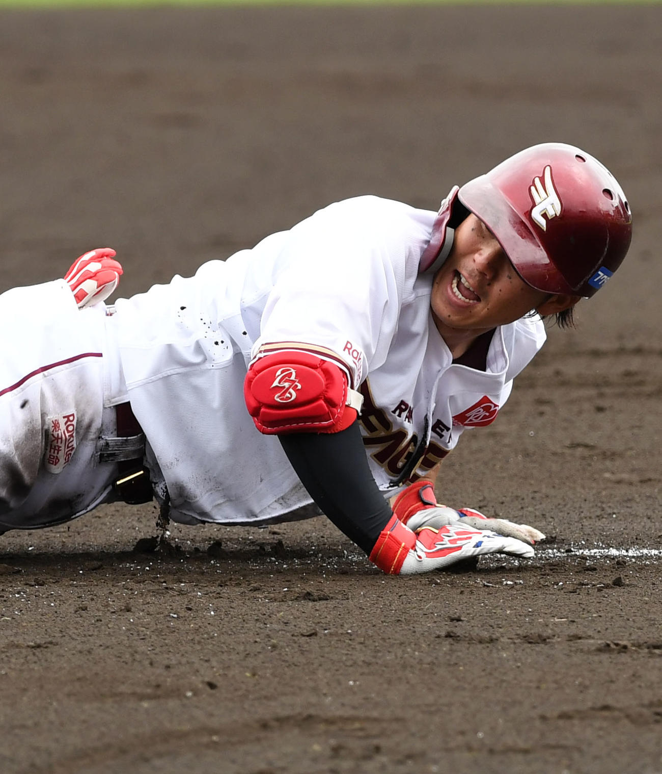 楽天対ロッテ　6回裏楽天2死一、二塁、二塁への適時内野安打を放ち井上と交錯し倒れ込む鈴木大地（撮影・横山健太）