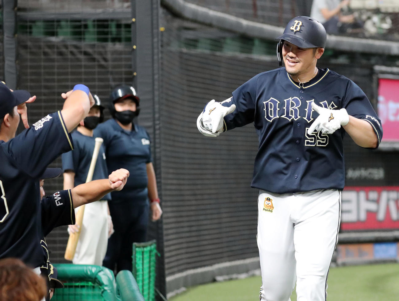 西武対オリックス　2回表オリックス無死一塁、逆転の2点本塁打を放ちポーズを決めるT－岡田（撮影・垰建太）