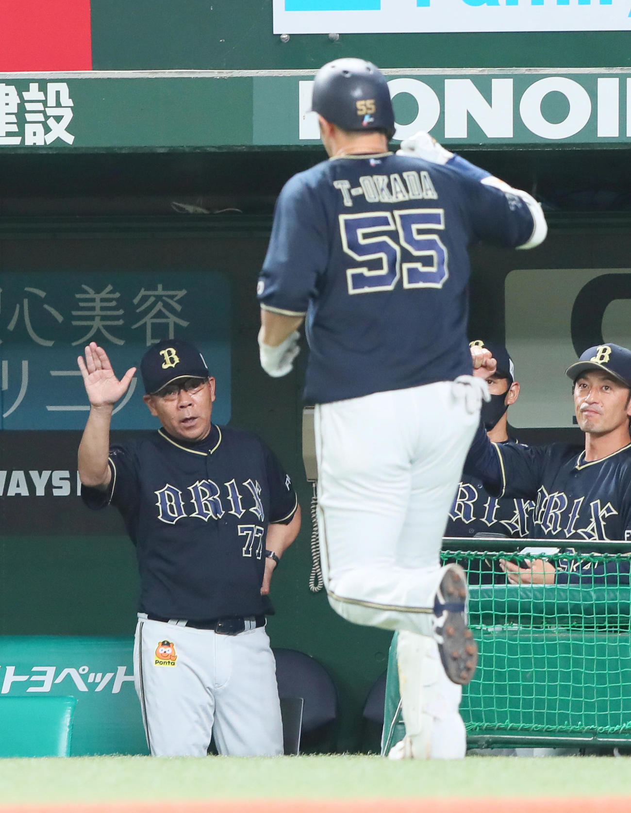 西武対オリックス　2回表オリックス2死一塁、右越え2点本塁打を放ったT－岡田（右）を迎える西村監督（撮影・足立雅史）