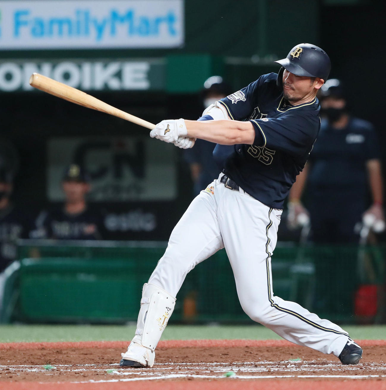 西武対オリックス　7回表オリックス1死一、二塁、右前適時打を放つT－岡田（撮影・足立雅史）