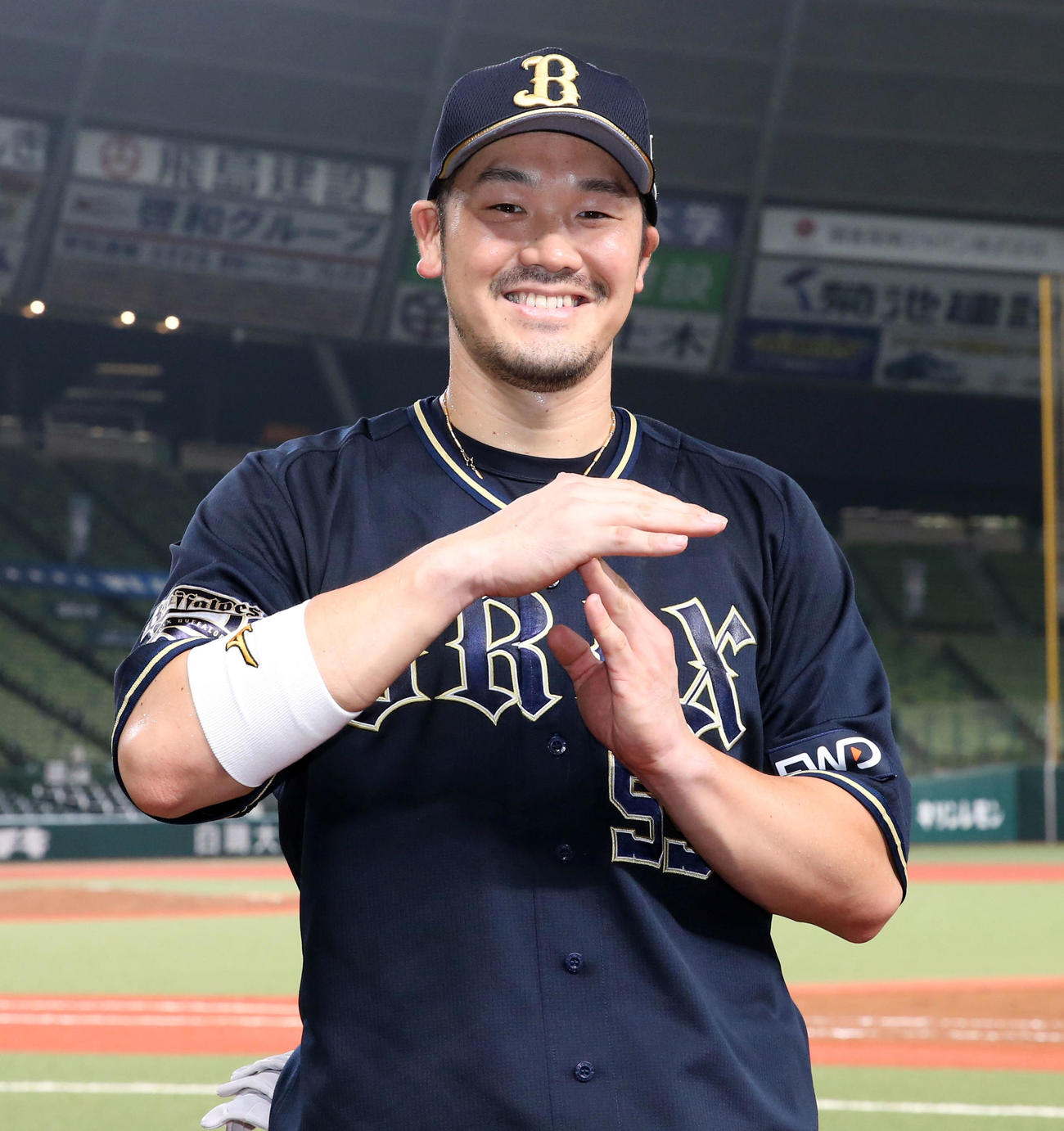 西武対オリックス　西武に勝利しヒーローインタビューを終えたオリックスT－岡田はTポーズで写真に納まる（撮影・垰建太）