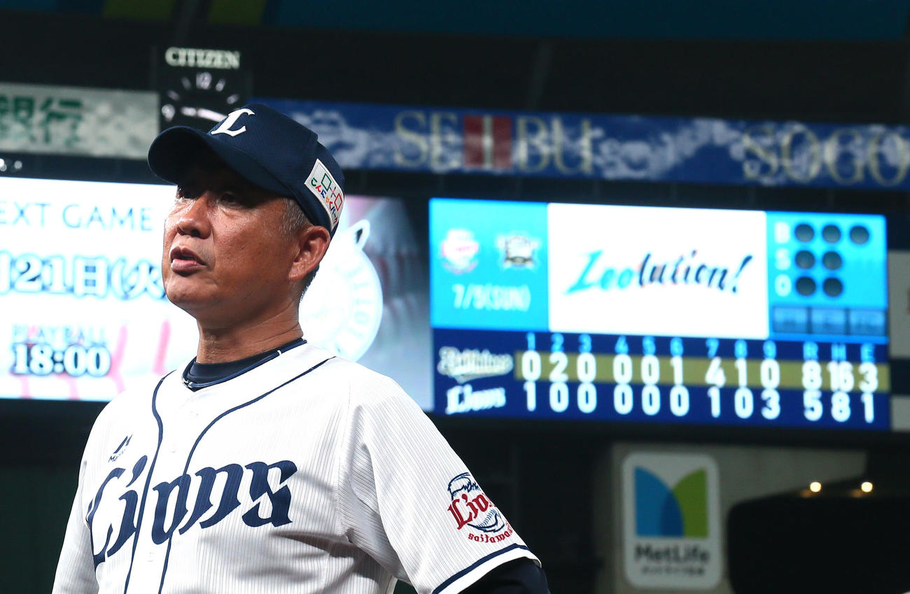 西武対オリックス　試合に敗れインタビューに応じる西武辻監督（撮影・足立雅史）