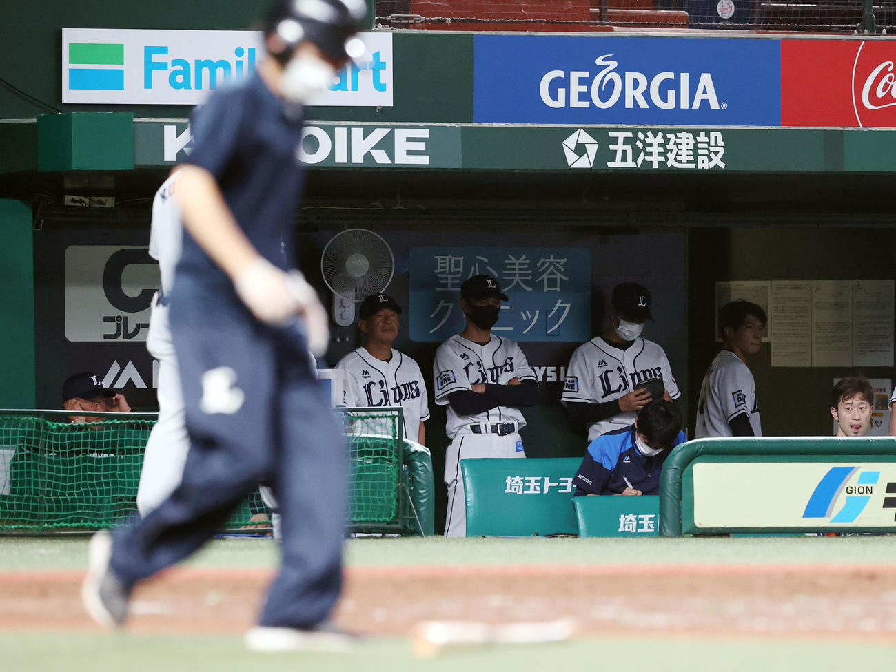 西武対オリックス　オリックスに敗れカード負け越しが決まり暗い雰囲気の辻監督（左端）らベンチ（撮影・垰建太）
