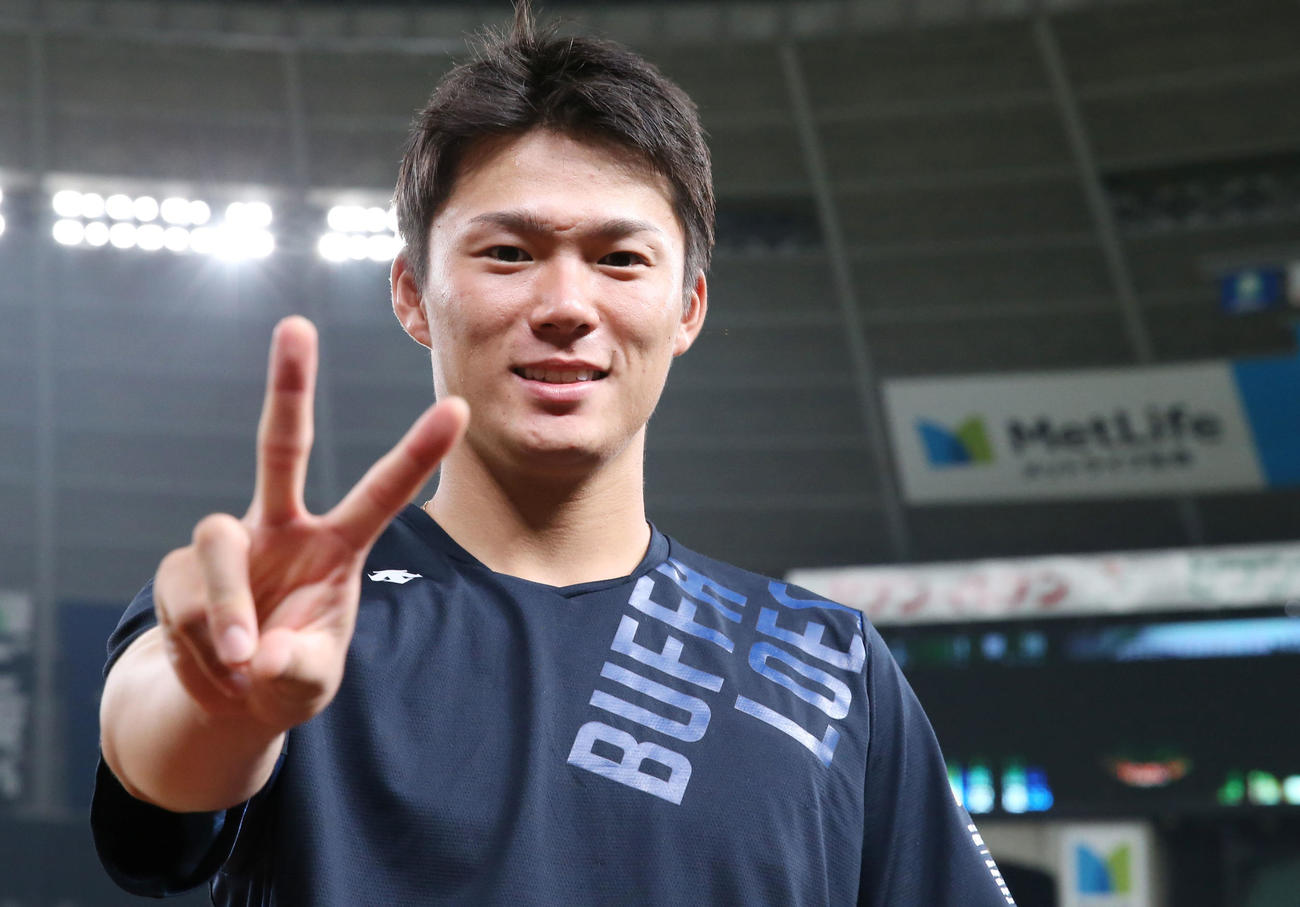 西武対オリックス　西武に勝利し2勝目を挙げたオリックス山本はポーズをとる（撮影・垰建太）