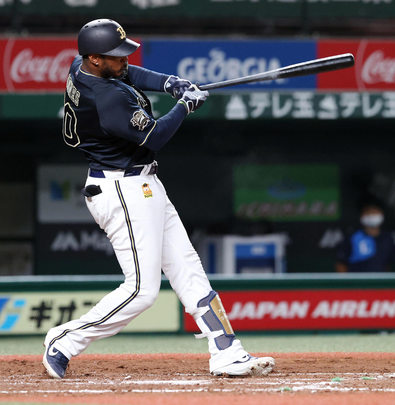 西武対オリックス　8回表オリックス1死一、二塁、右前適時打を放つジョーンズ（撮影・垰建太）