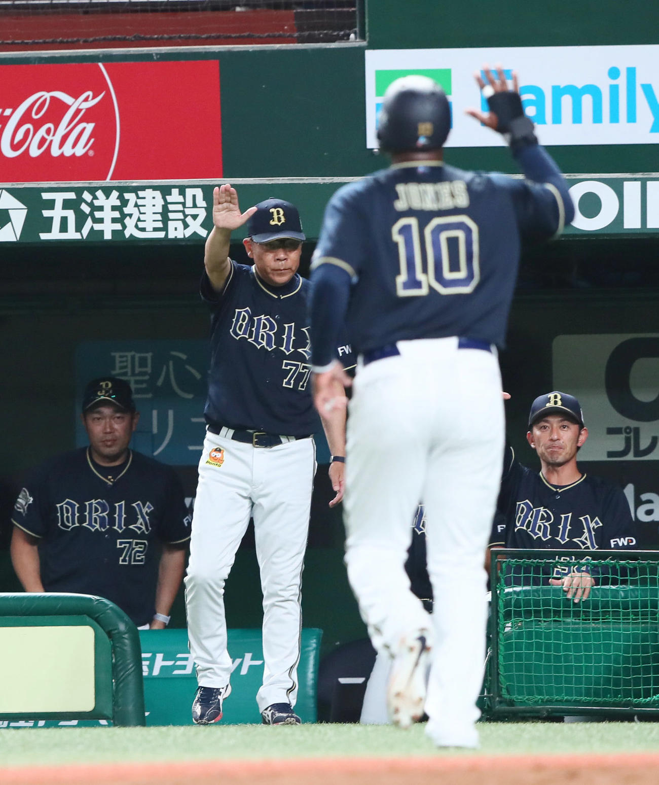 西武対オリックス　7回表オリックス1死二、三塁、ロドリゲスの中越え2点適時二塁打で生還したジョーンズ（中央右）を手を上げて迎える西村監督（撮影・足立雅史）