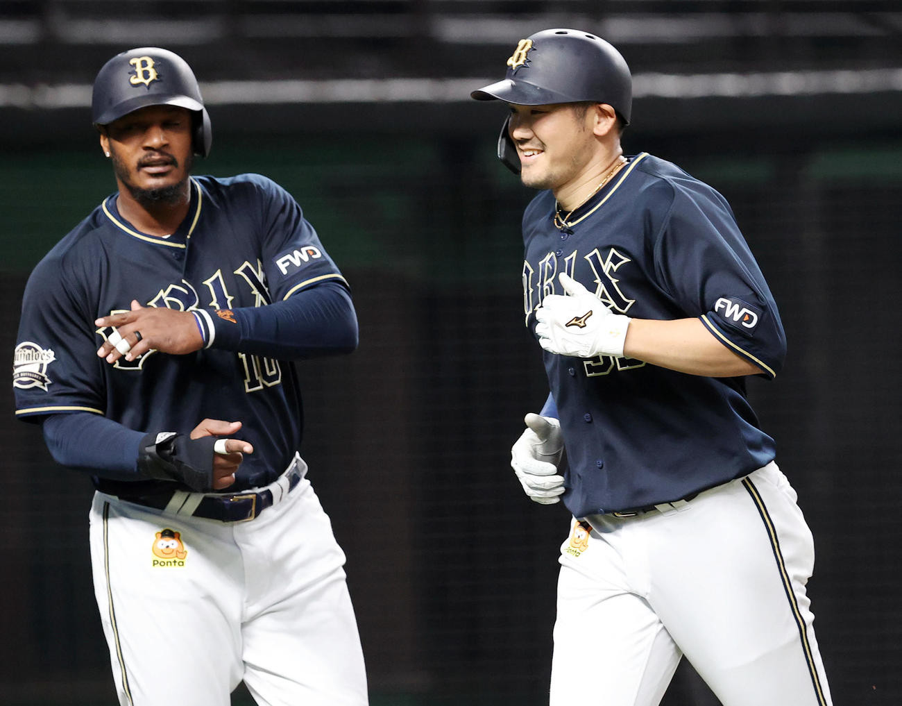 西武対オリックス　2回表オリックス無死一塁、逆転の2点本塁打を放ちジョーンズ（左）の出迎えに笑顔を見せるT－岡田（撮影・垰建太）