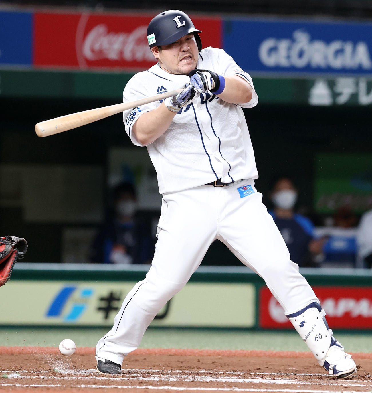 西武対オリックス　6回裏西武1死一塁、死球を受ける中村（撮影・垰建太）