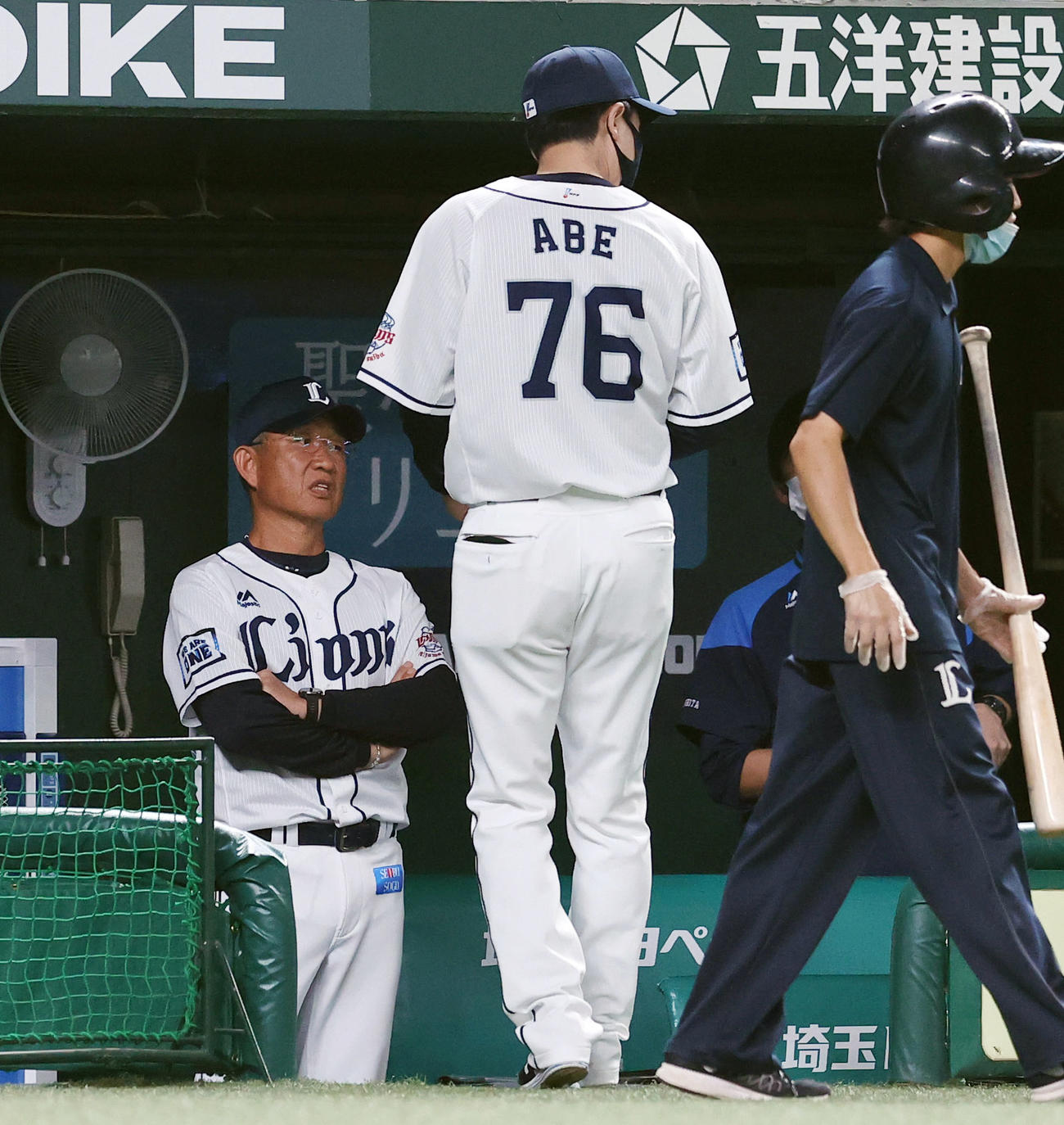 西武対オリックス　6回裏西武1死一塁、中村が死球を受けベンチで厳しい表情の辻監督（左）（撮影・垰建太）