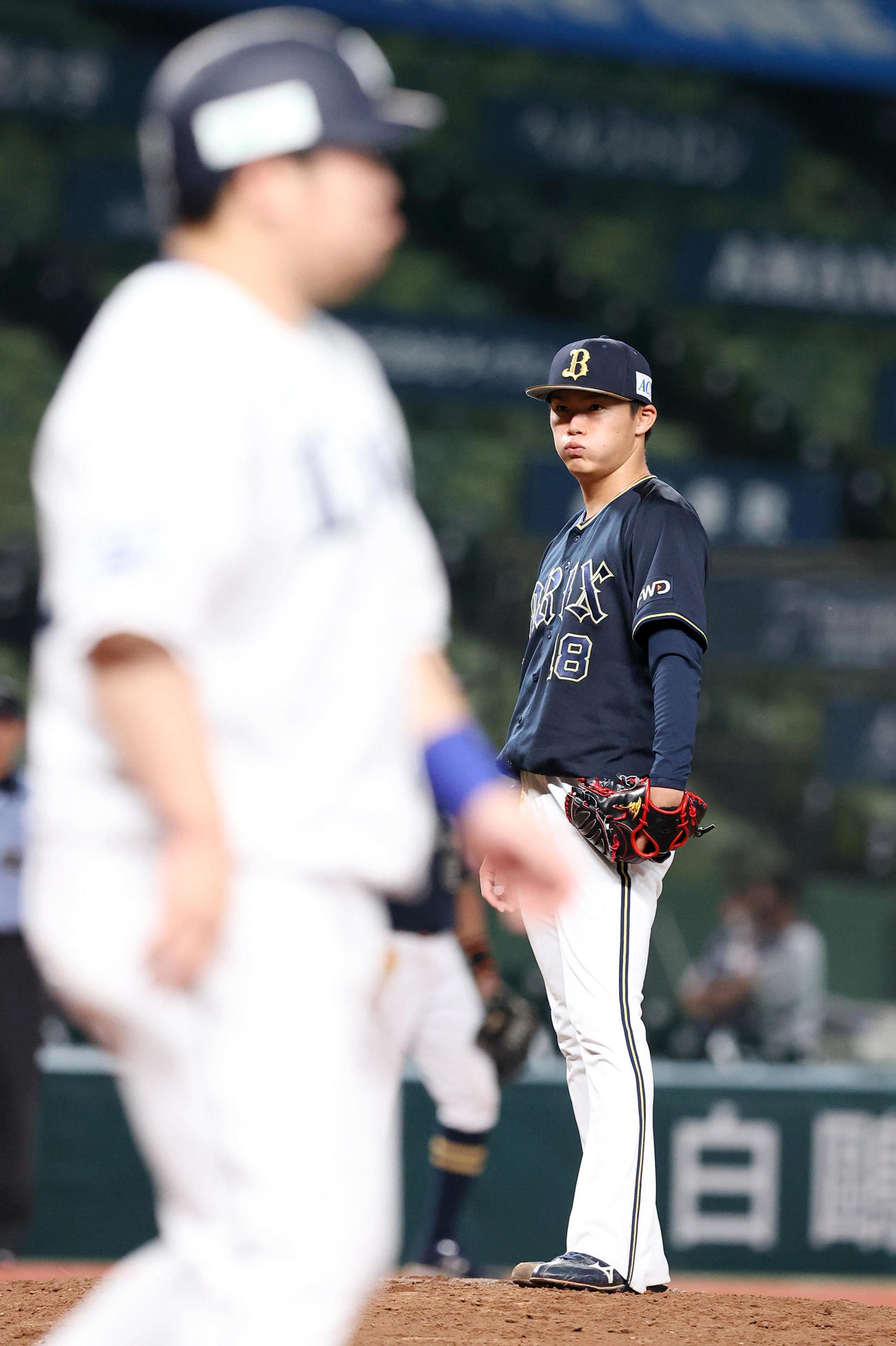 西武対オリックス　6回裏西武1死一塁、中村に死球を当て厳しい表情の山本（撮影・垰建太）