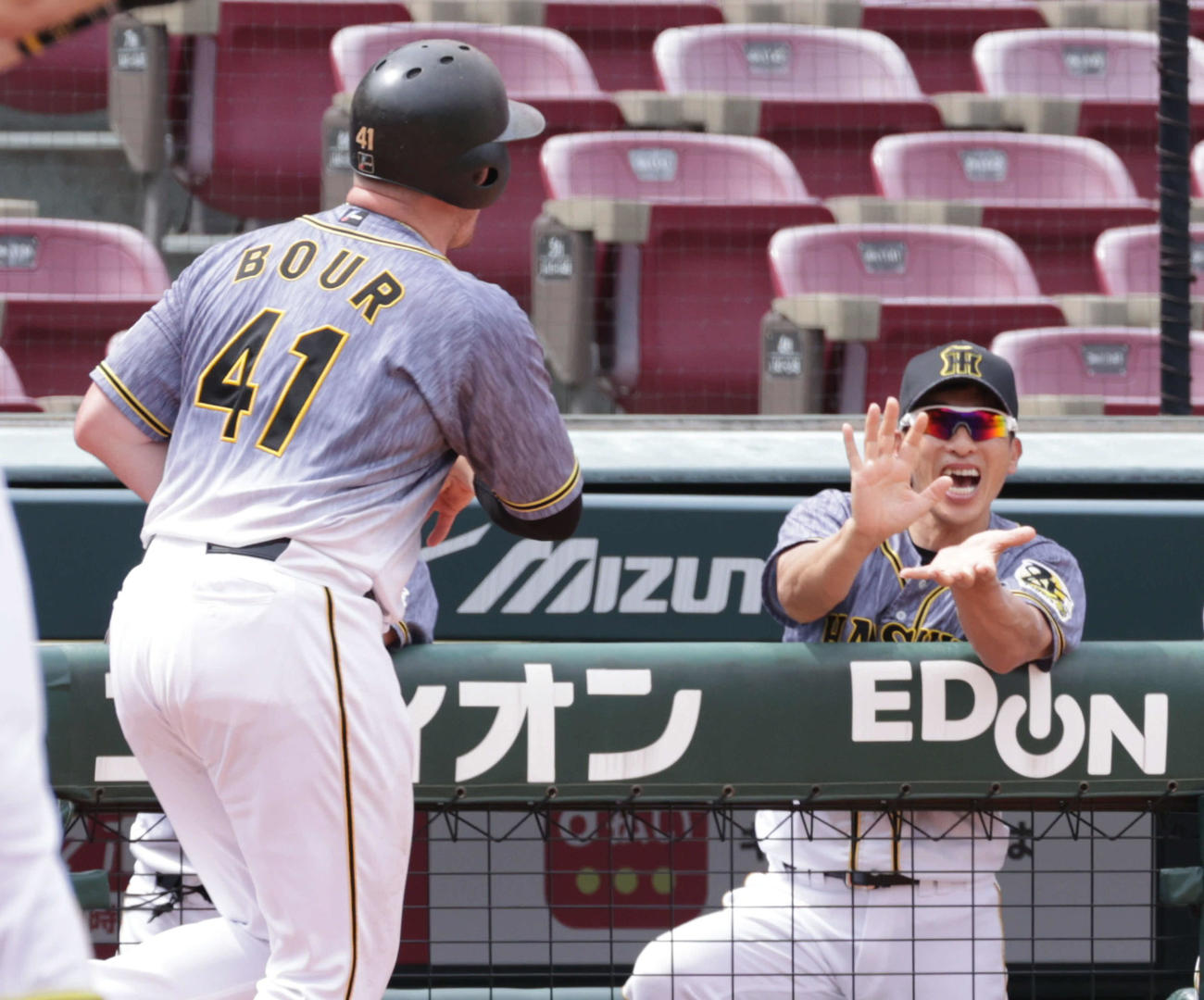 広島対阪神　3回表阪神2死満塁、右越え満塁本塁打を放ったボーアを迎える矢野監督（撮影・加藤孝規）