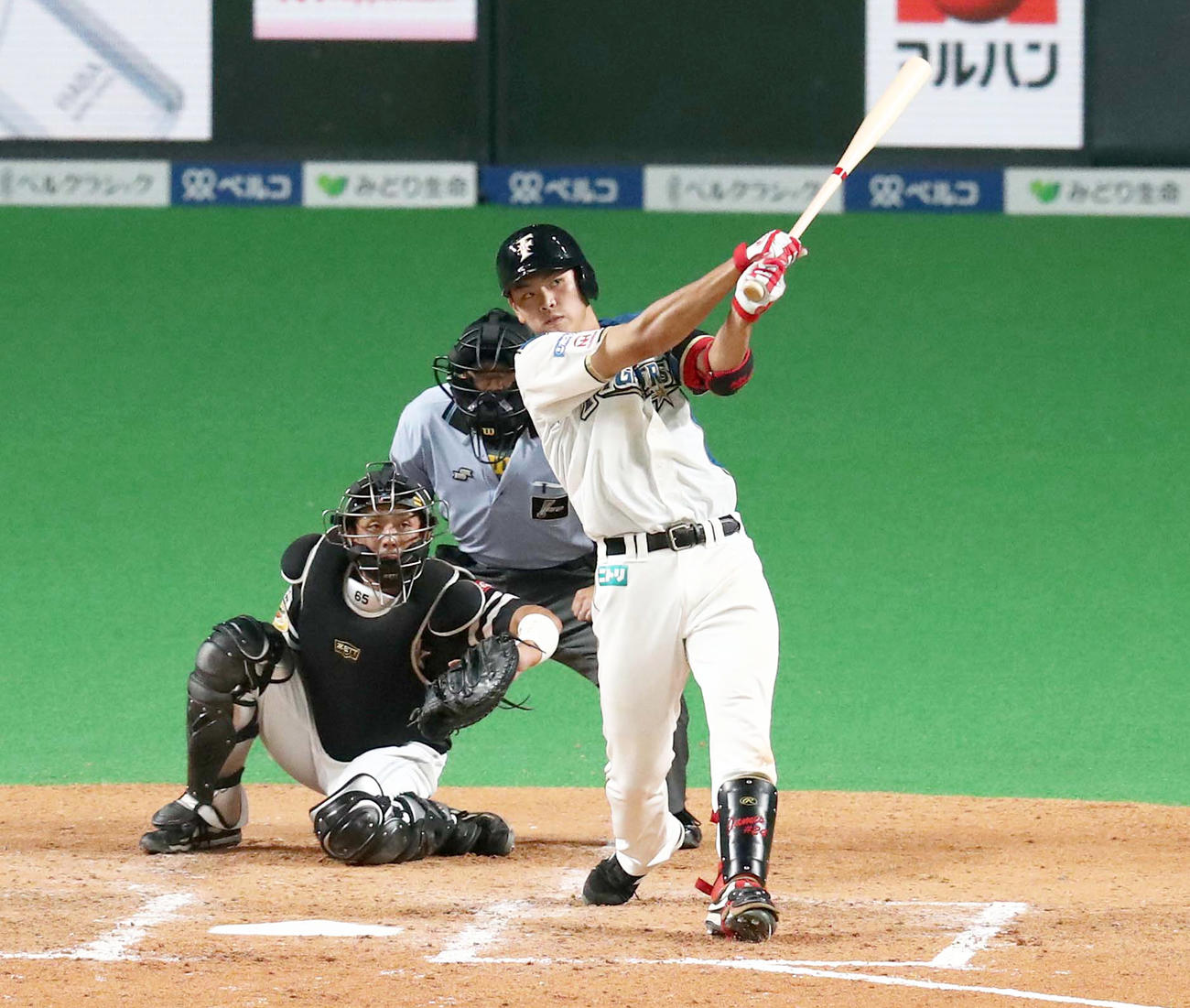 日本ハム対ソフトバンク　4回裏日本ハム無死、左越え本塁打を放つ野村（撮影・黒川智章）