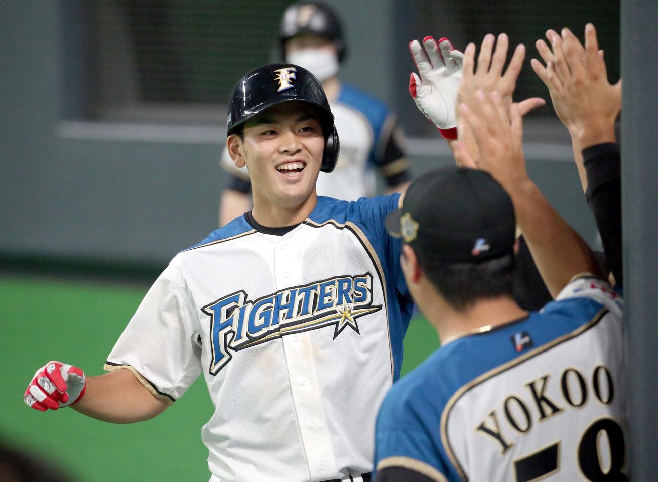 日本ハム対ソフトバンク　4回裏、野村は勝ち越しとなる左越え本塁打を放ちチームメートに出迎えられる（撮影・佐藤翔太）