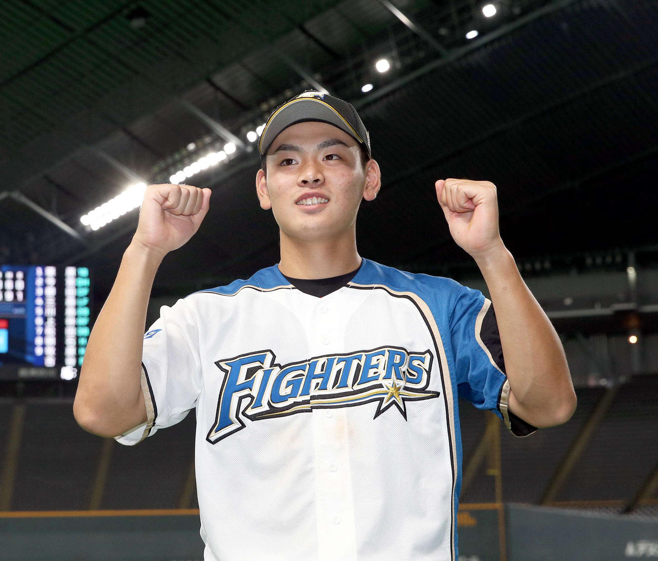 日本ハム対ソフトバンク　試合終了後、笑顔でガッツポーズをする日本ハム野村（撮影・佐藤翔太）