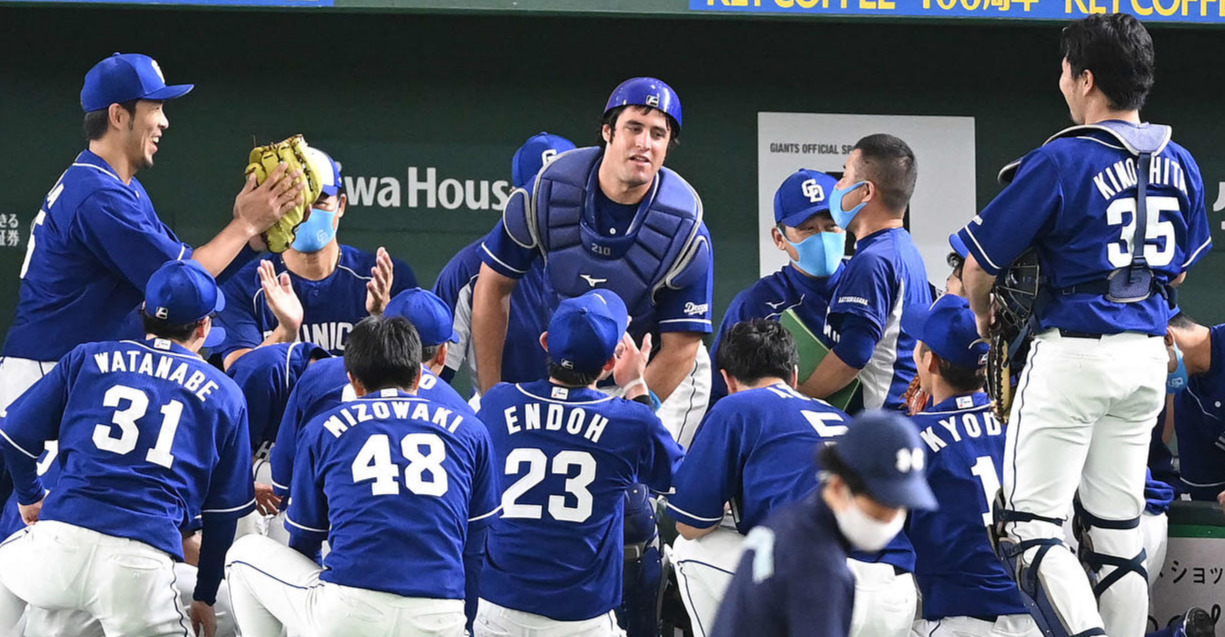 巨人対中日　試合前の円陣で声出しする中日A・マルティネス（中央）（撮影・鈴木みどり）
