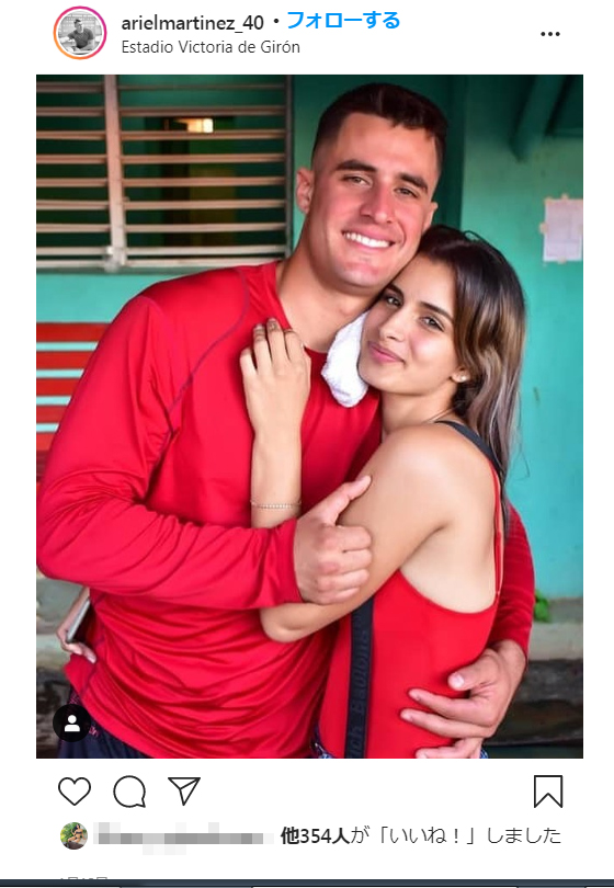 婚約者カミラさんとの2ショットをインスタグラムに載せたA・マルティネス（一部加工）