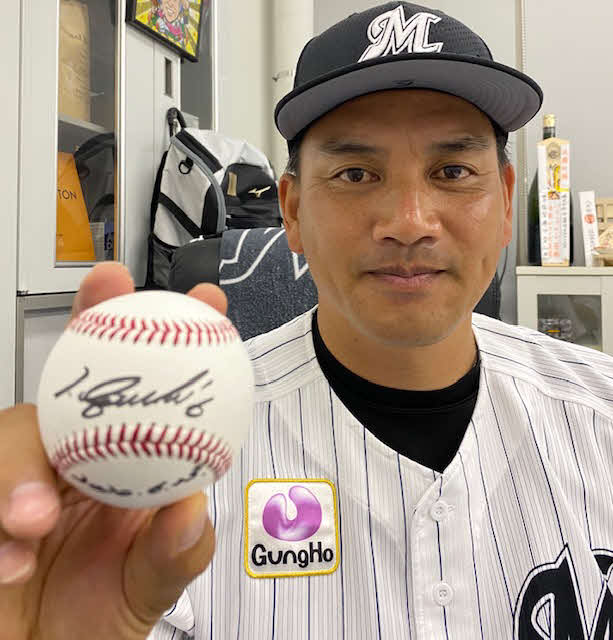 サインボールを手に持つロッテ井口監督（球団提供）
