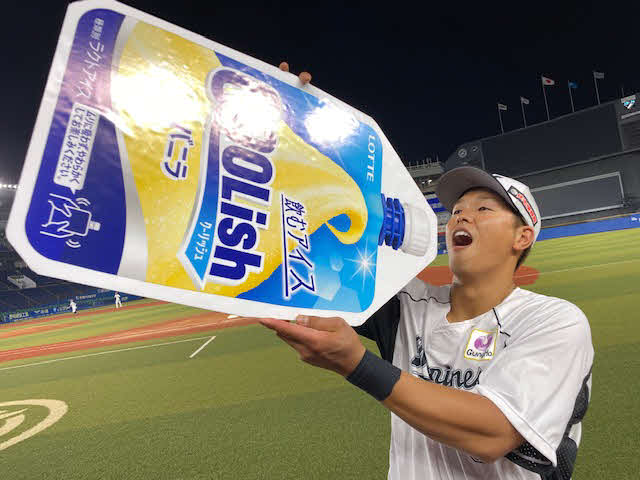 クーリッシュを手にする中村（球団提供）
