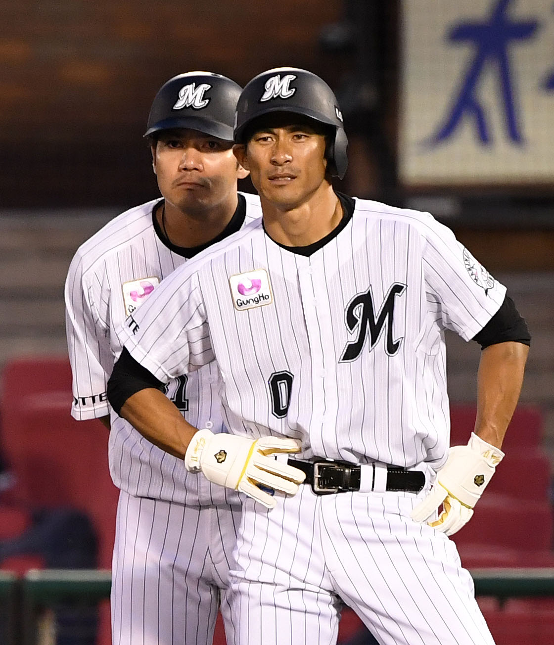 3日、楽天戦で出塁したロッテ荻野（右）に声をかける伊志嶺コーチ