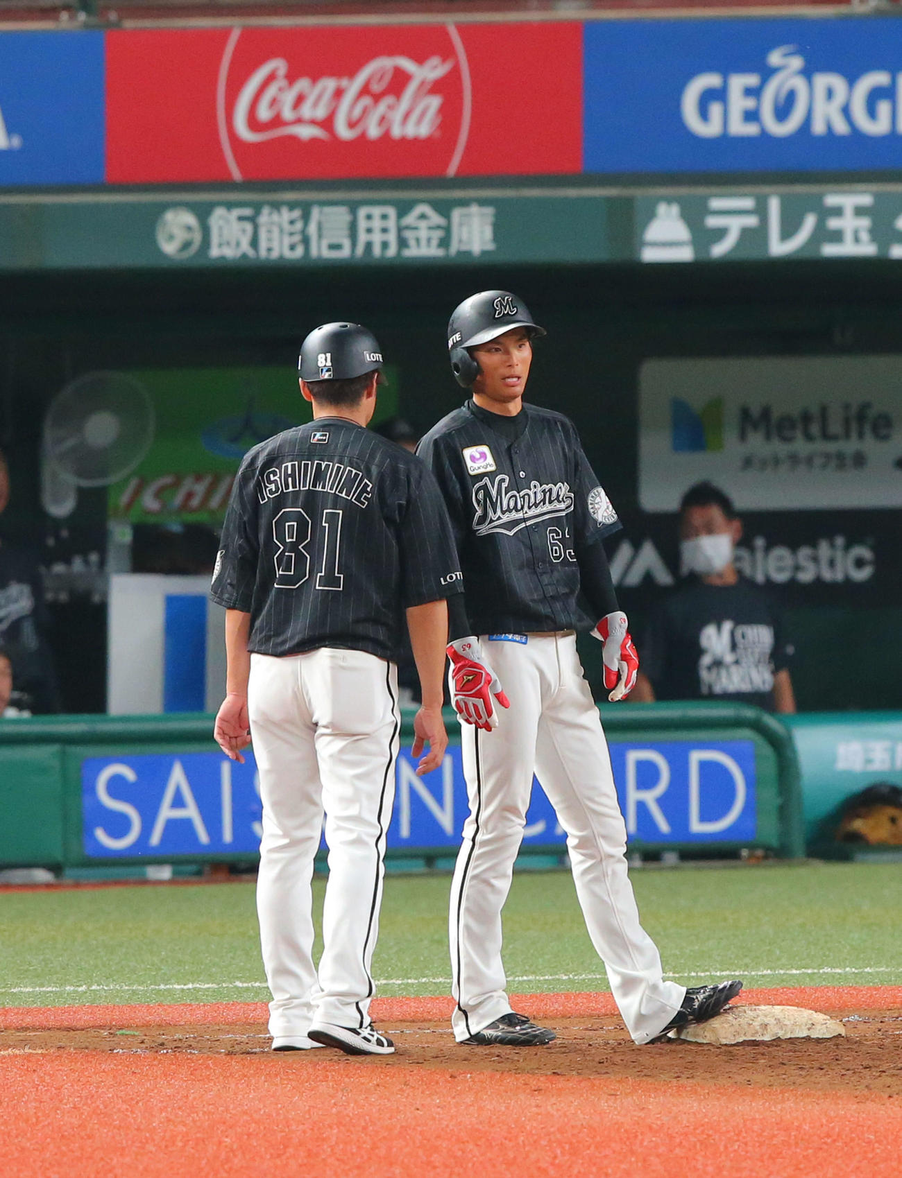 6月12日、西武戦の7回に代走で出場したロッテ和田（右）は伊志嶺一塁コーチから声を掛けられる