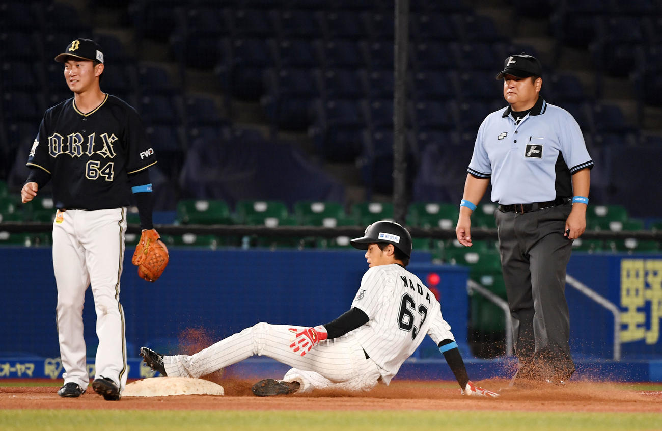 6月23日、オリックス戦9回裏ロッテ1死一塁、ブランドン・ディクソンの暴投で三塁へ進塁する和田康士朗（右）