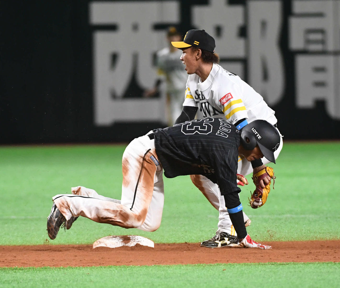 6月19日、ソフトバンク戦の9回2死一塁から盗塁を決めるロッテ和田（手前）
