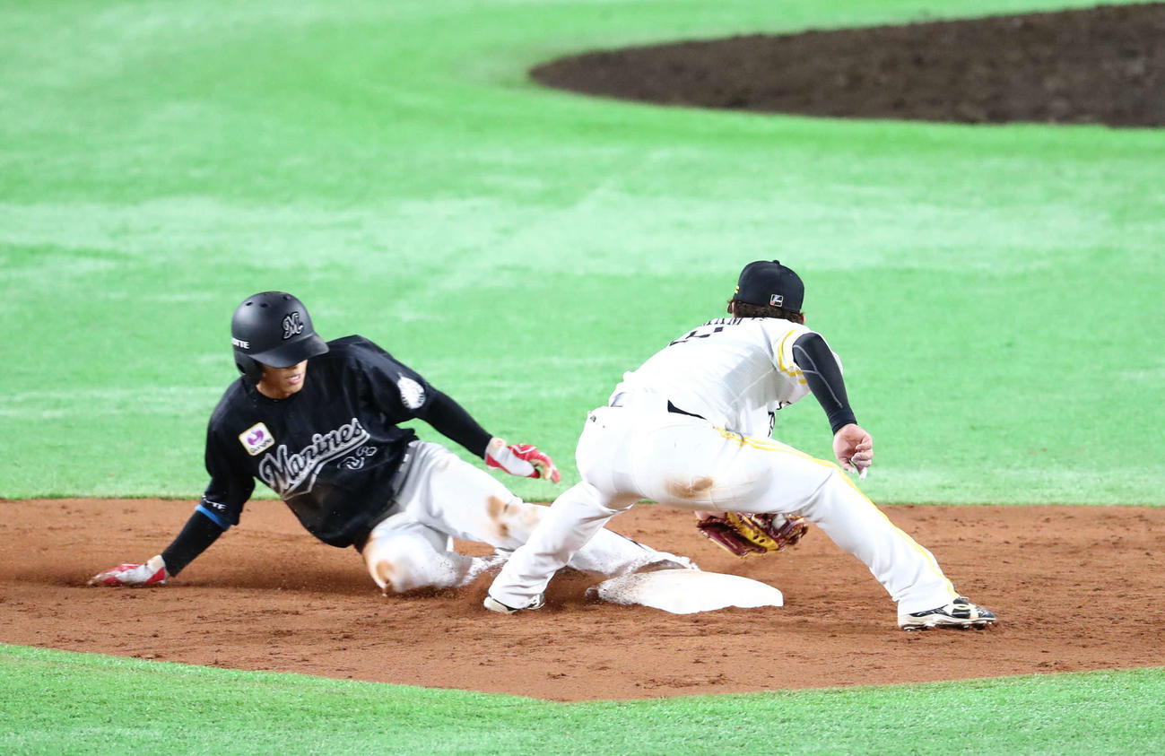 6月19日、ソフトバンク戦の9回2死一塁から盗塁を決めるロッテ和田