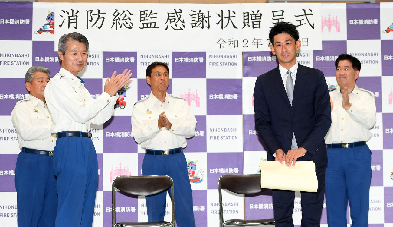 日本橋消防署から感謝状を贈呈された巨人会田3軍投手コーチ（撮影・たえ見朱実）