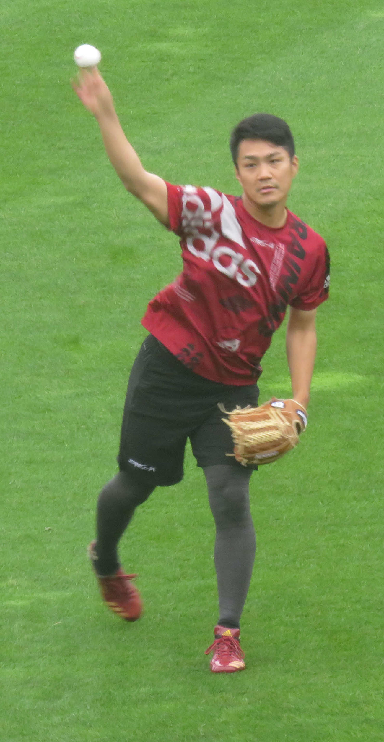 投手練習でキャッチボールを行う楽天則本昂（撮影・桑原幹久）