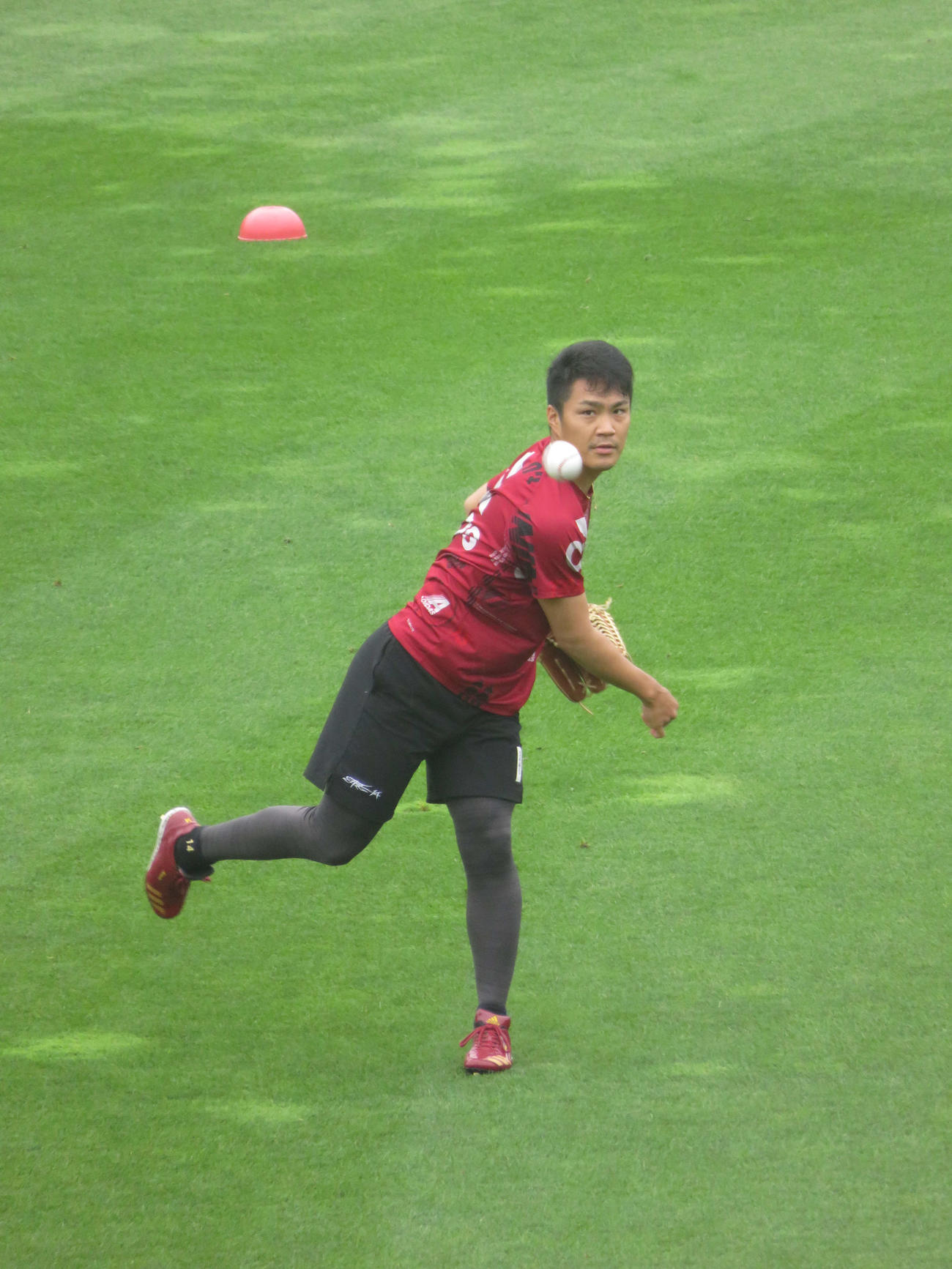 投手練習でキャッチボールを行う楽天則本昂（撮影・桑原幹久）