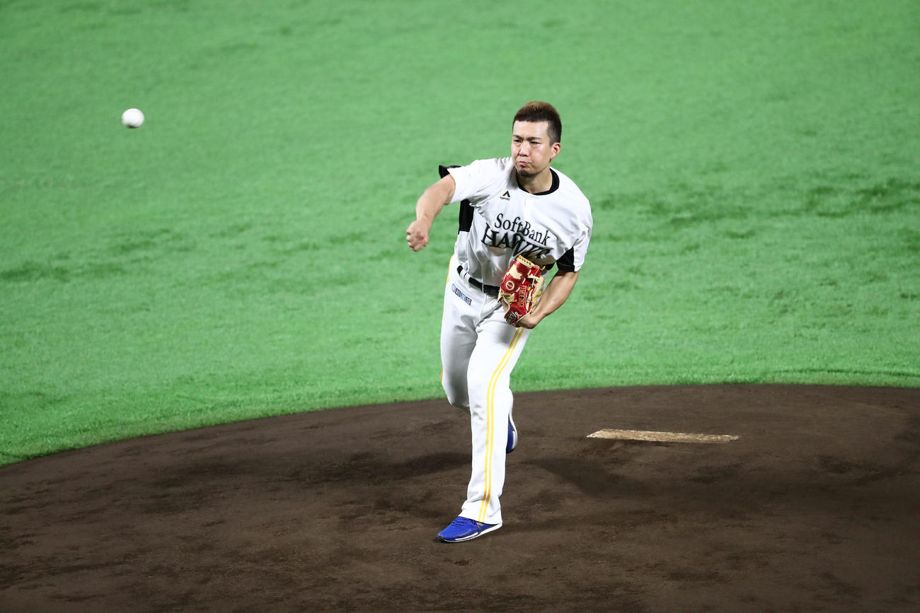 マウンドで投球する千賀滉大（撮影・梅根麻紀）