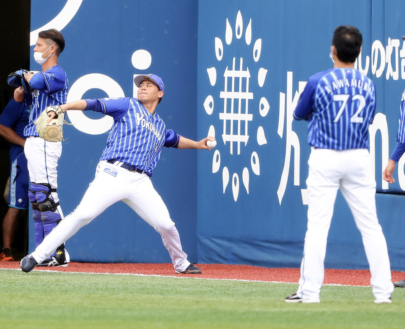 DeNA川村投手コーチ（右）が見つめる中、キャッチボールする浜口（撮影・浅見桂子）