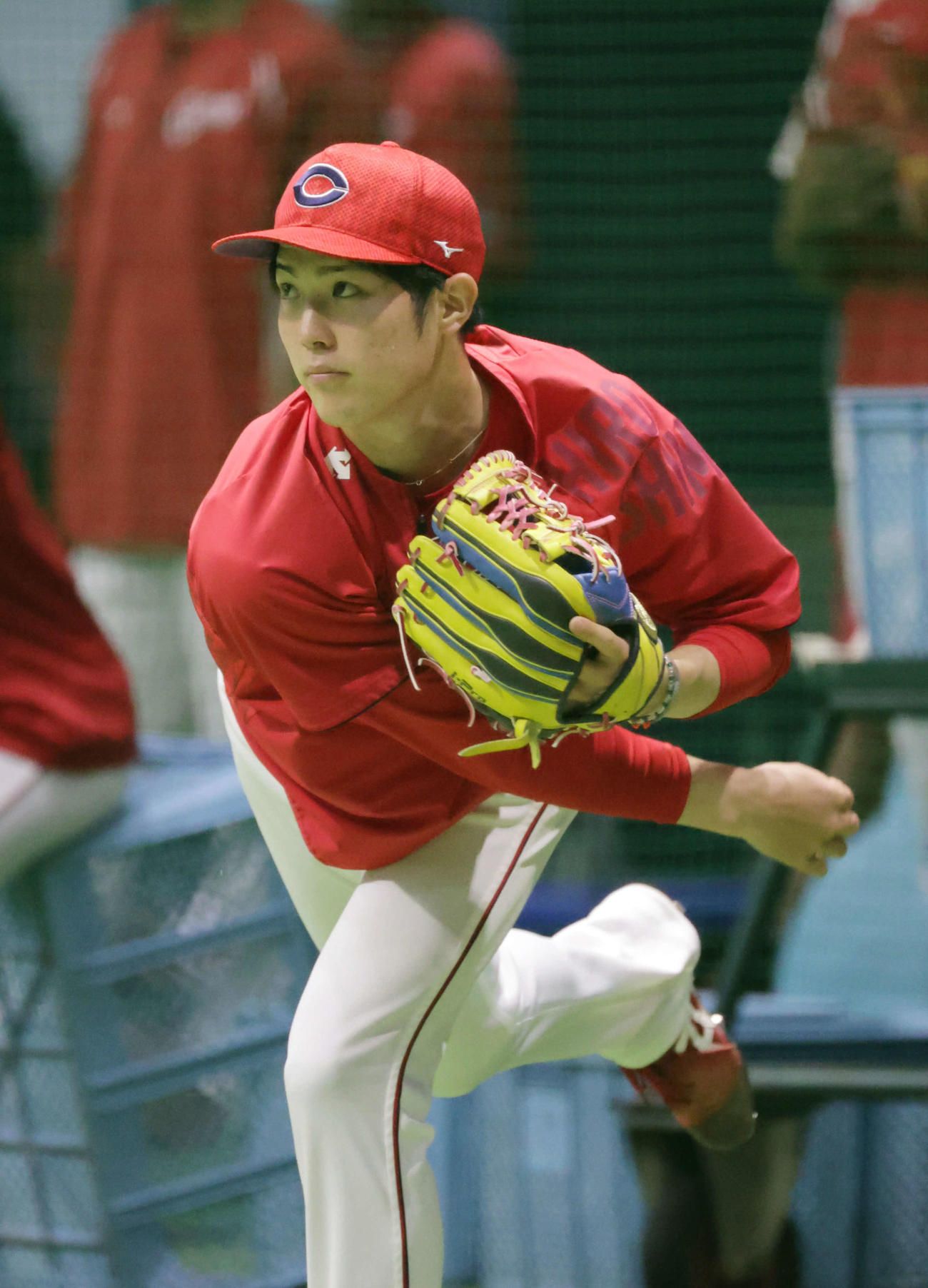 キャッチボールをする広島森下（撮影・加藤孝規）