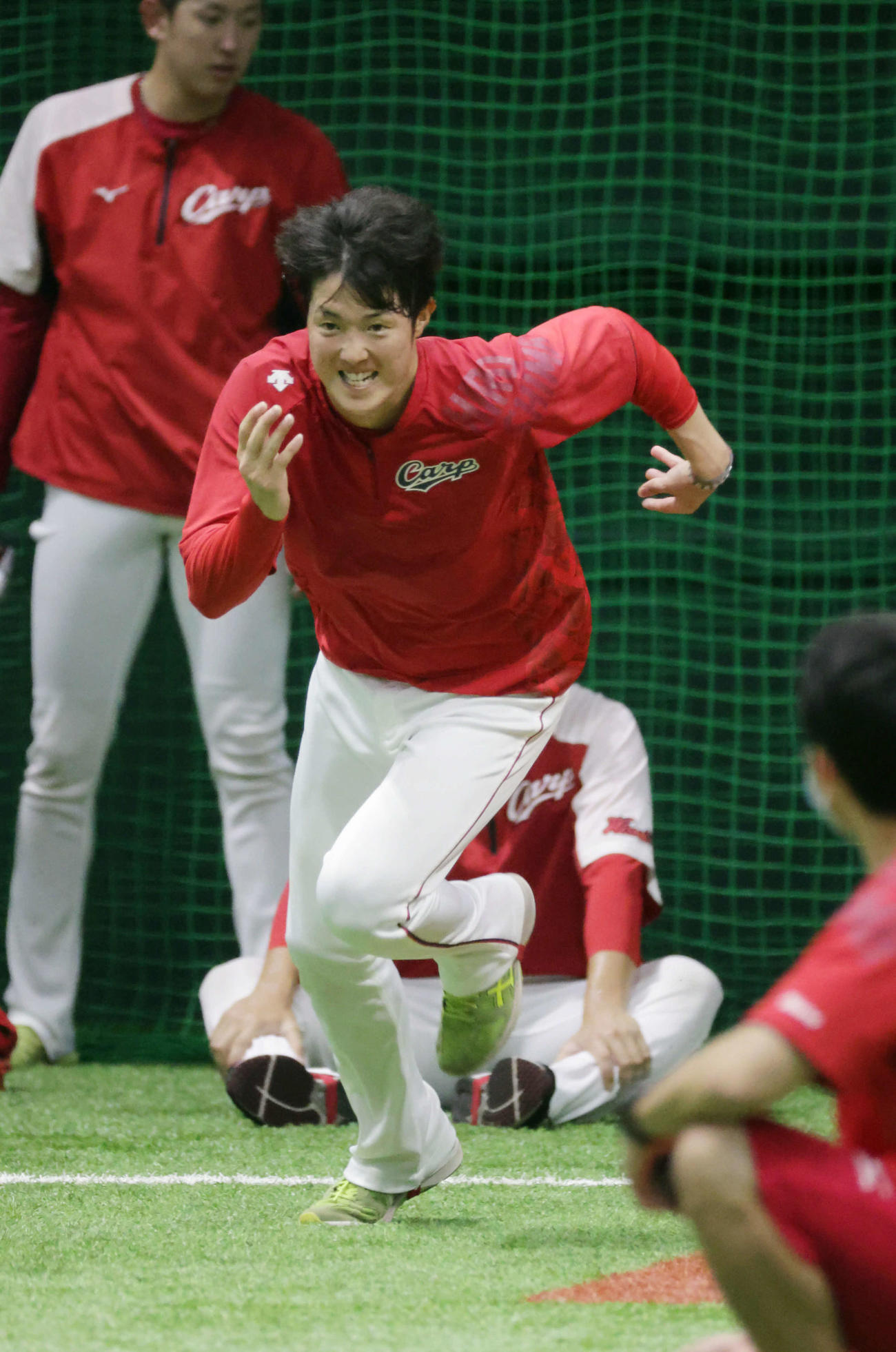 阪神戦が中止となり、室内練習場でダッシュを繰り返す広島森下（撮影・加藤孝規）